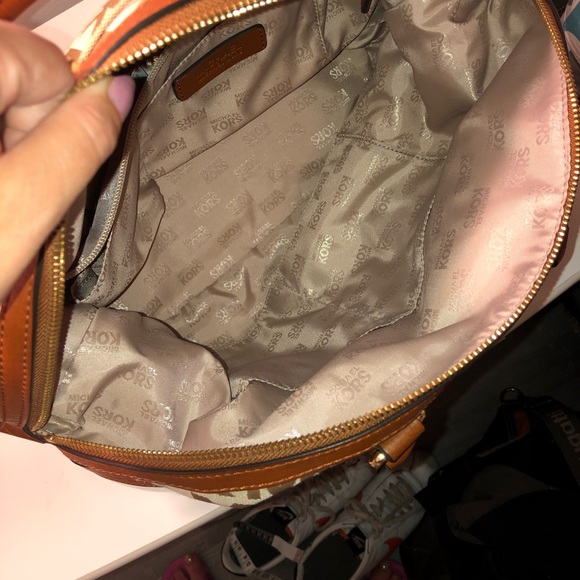 Authentic Michael Kors Purse - Picture 9 of 11